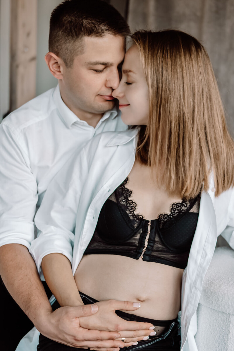 fotografia ciążowa biała koszula